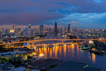 Taksin桥与ChaoPhraya河的空中景象曼谷市心泰国金融区和智能城市的商业中心夜幕天桥和高楼大图片