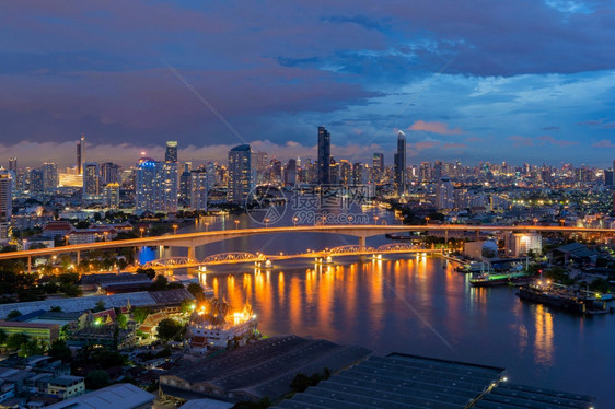 Taksin桥与ChaoPhraya河的空中景象曼谷市心泰国金融区和智能城市的商业中心夜幕天桥和高楼大图片