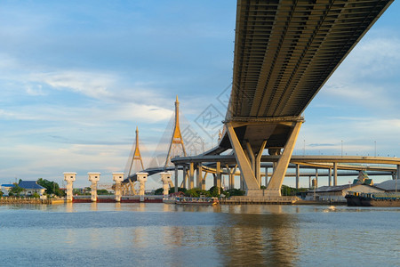 BhumibolBridge和ChaoPhrayaRiver位于曼谷市图片