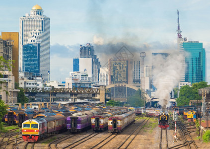泰国首都曼谷市ThangThoma的摩天大楼高位于HuaLamphong终点站的泰国当地传统铁路火车或图片