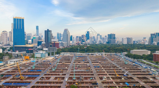 建筑工地人与起重机和挖土一起工作的繁忙业空中景象图片