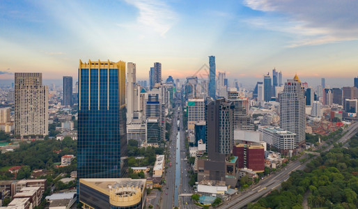 泰国曼谷市中心天空线泰国曼谷Sathorn区LumpiniPark的绿树空中景象亚洲智能城市金融区和商业中心Skycraper和图片