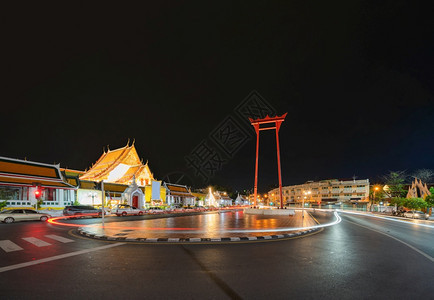 在泰国曼谷市老城的WatSuthTemple夜景图片