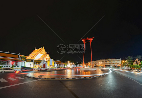 在泰国曼谷市老城的WatSuthTemple夜景图片