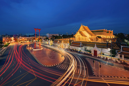 在泰国曼谷市老城的WatSuthTemple夜景图片