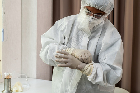 被保护免受科罗纳和新冠19感染的医院病房PPE诉讼医生面罩和图片