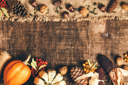 秋天背景落叶和健康食品在旧木制桌上感恩节概念秋天背景落叶和健康食品在旧木制桌上图片