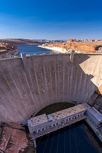 GlenCanyonDam与Pawell湖一起在美国亚利桑那州Page市沙漠农村地区美国陆界环境水资源库和电力概念图片