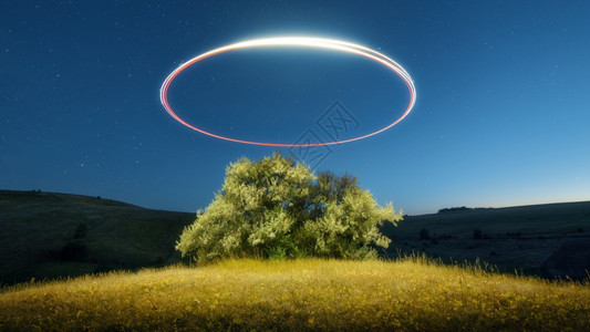 无人机飞行驾驶机抛出光黄草天空和星无人机在夏季的星夜一棵树上方安装了光的奥华照背景图片