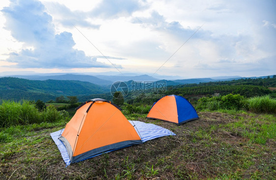 山地景观背夏季冒险旅行露营帐篷图片