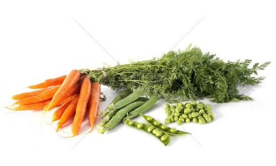 白色背景面前的绿豆和胡萝卜图片