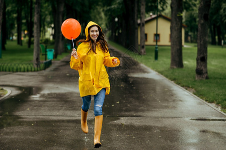 气球雨快乐女人在雨天的夏日公园里带着气球跑来去快乐女人在雨天带着气球跑来去背景