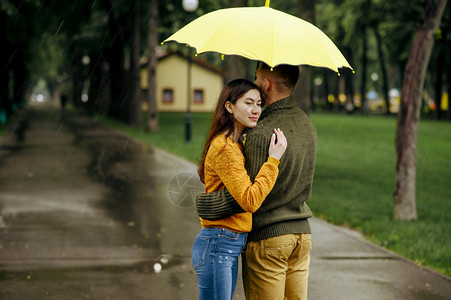 爱情夫妻在公园拥抱背景图片