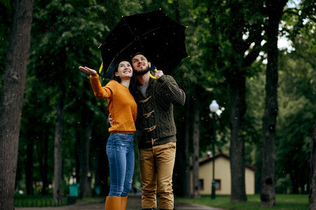 幸福的情侣享受夏天的雨水图片