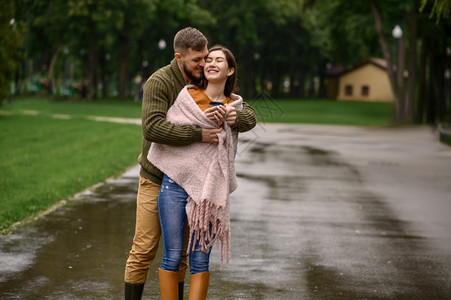 男女在雨中站伞下浪漫的约会在路上小巷里湿的天气图片