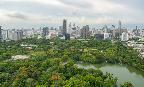 泰国曼谷市中心天空线泰国曼谷Sathorn区Lumpini公园绿树空中景象亚洲智能城市金融区和商业中心Skycraper大楼背景图片