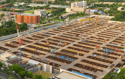 建筑工地人与起重机和挖土一起工作的繁忙业空中景象图片