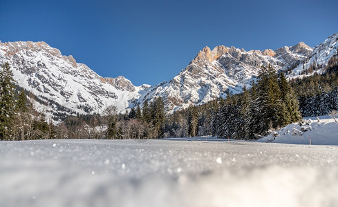 美丽的田地冬季风景惊人的山脉雪树和蓝天空图片