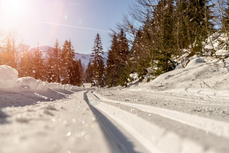 奥地利的跨滑雪坡Hinterthal美丽的山景模糊背图片