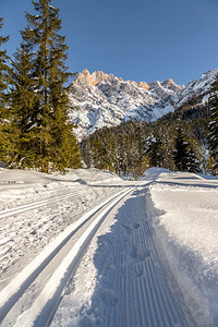 奥地利的跨滑雪坡Hinterthal美丽的山景模糊背图片