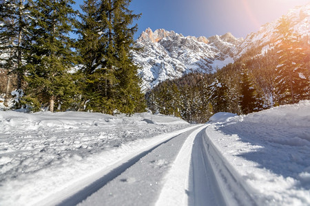 奥地利的跨滑雪坡Hinterthal美丽的山景模糊背图片