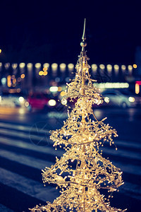紧贴圣诞装饰的灯光在购物中心前图片