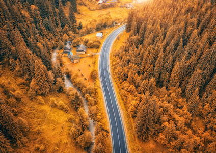 秋季喀尔巴阡山道路的空中美景图片