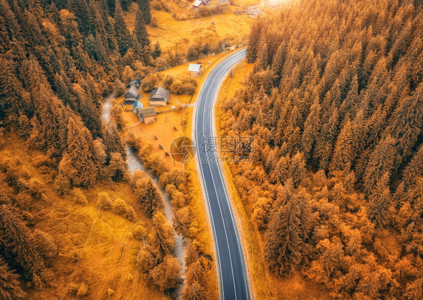 秋季喀尔巴阡山道路的空中美景图片