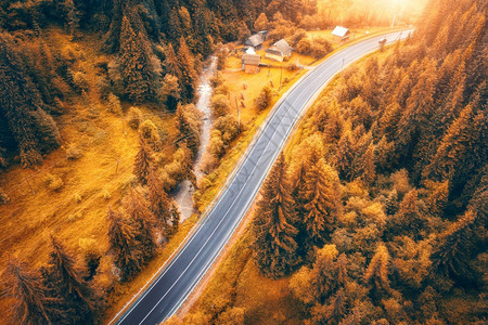 秋季喀尔巴阡山道路的空中美景图片