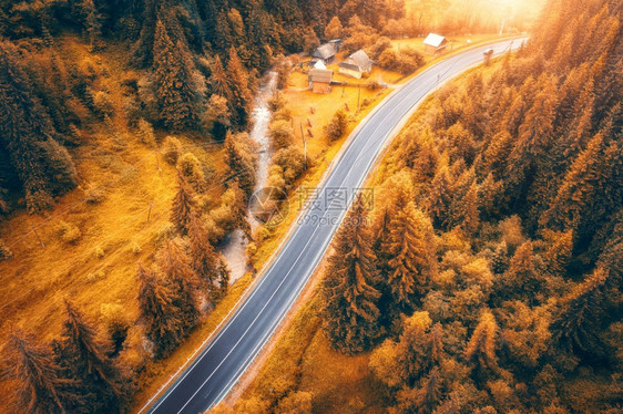 秋季喀尔巴阡山道路的空中美景图片