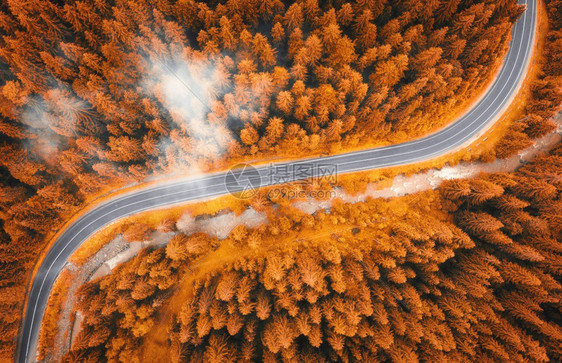 秋季喀尔巴阡山道路的空中美景图片