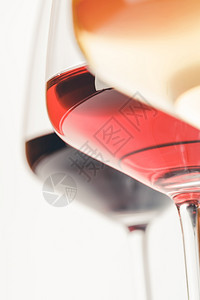 白底红和玫瑰葡萄酒杯图片
