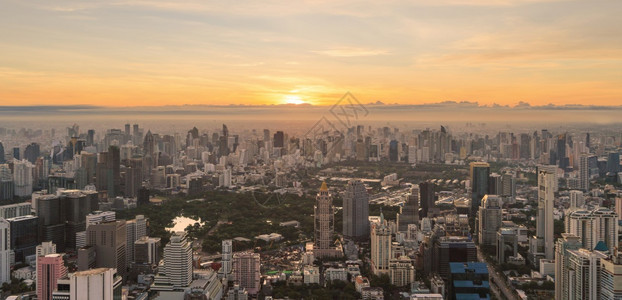 泰国金融区和亚洲智能城市的商业中心日落时天梯和高楼大图片