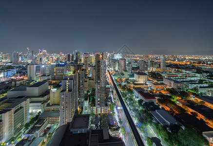 泰国曼谷市中心天线的空景象亚洲智能城市的金融区和商业中心夜晚的天梯和高楼建筑图片