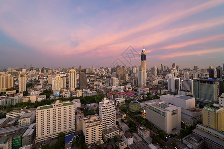 泰国曼谷市中心天线的空景象亚洲智能城市的金融区和商业中心日落时天梯和高楼建筑图片