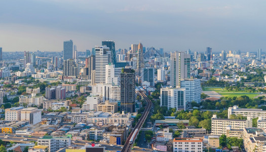 泰国曼谷市中心天线的空景象亚洲智能城市的金融区和商业中心午与蓝天共度空和高楼大图片