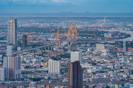 BhumibolBridge和ChaoPhraya河的空中景象在停机结构概念中位于曼谷城市泰国日落时区图片