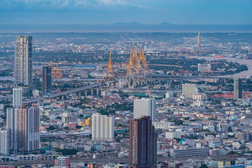 BhumibolBridge和ChaoPhraya河的空中景象在停机结构概念中位于曼谷城市泰国日落时区图片