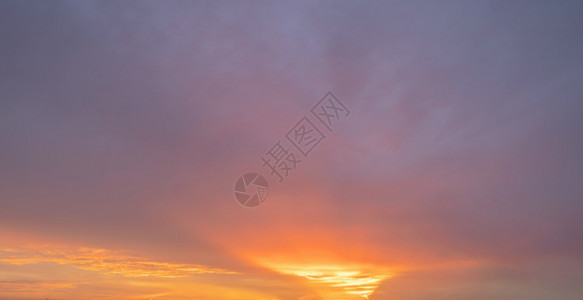 日落天空自然景观背摘要蓝色和橙戏剧紫的云彩黄昏时图片