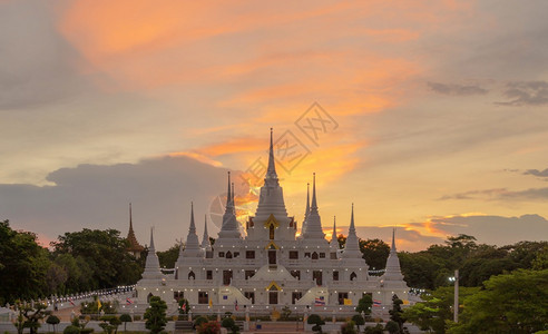 日落时泰国萨穆特普拉坎省AsokMaharat佛教寺的白塔或泰国建筑旅游景点标志图片