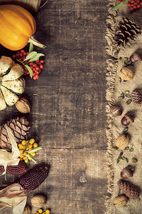 秋天背景落叶和健康食品在旧木制桌上感恩节概念秋天背景落叶和健康食品在旧木制桌上图片