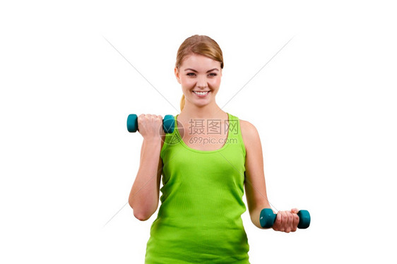 女人用哑铃锻炼适合健身的金发女孩举起轻重体力建设图片