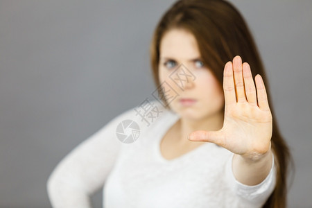 愤怒的姑息式女人露着手表示停止的势否认某些东西手举表示停止图片