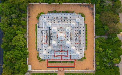 泰国SamutPrakan省AsokMaharat佛教寺庙日落时的白色塔或寺庙的空中景象泰国建筑旅游景点标志图片