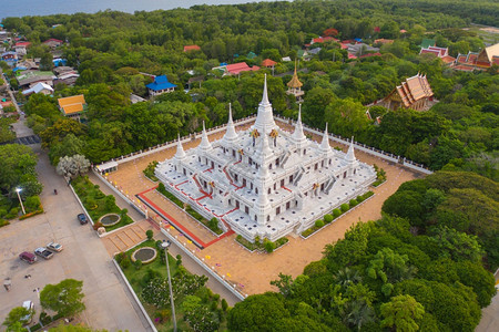 泰国SamutPrakan省AsokMaharat佛教寺庙日落时的白色塔或寺庙的空中景象泰国建筑旅游景点标志图片