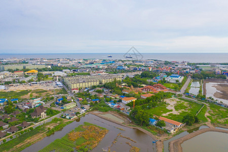 泰国城市SamutPrakan的空中顶层景象建筑有海图片