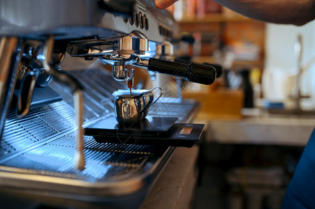 准备新鲜咖啡的酒吧设备专业食堂工具图片