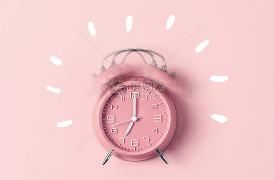 经典粉红色闹钟在7o时钟敲响反面粉色背景复制空间图片