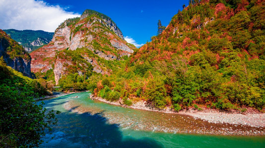 山区河流谷风景观图片