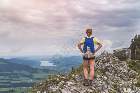 年轻瘦的背包旅游女孩正在奥地利岩石山享受风景图片